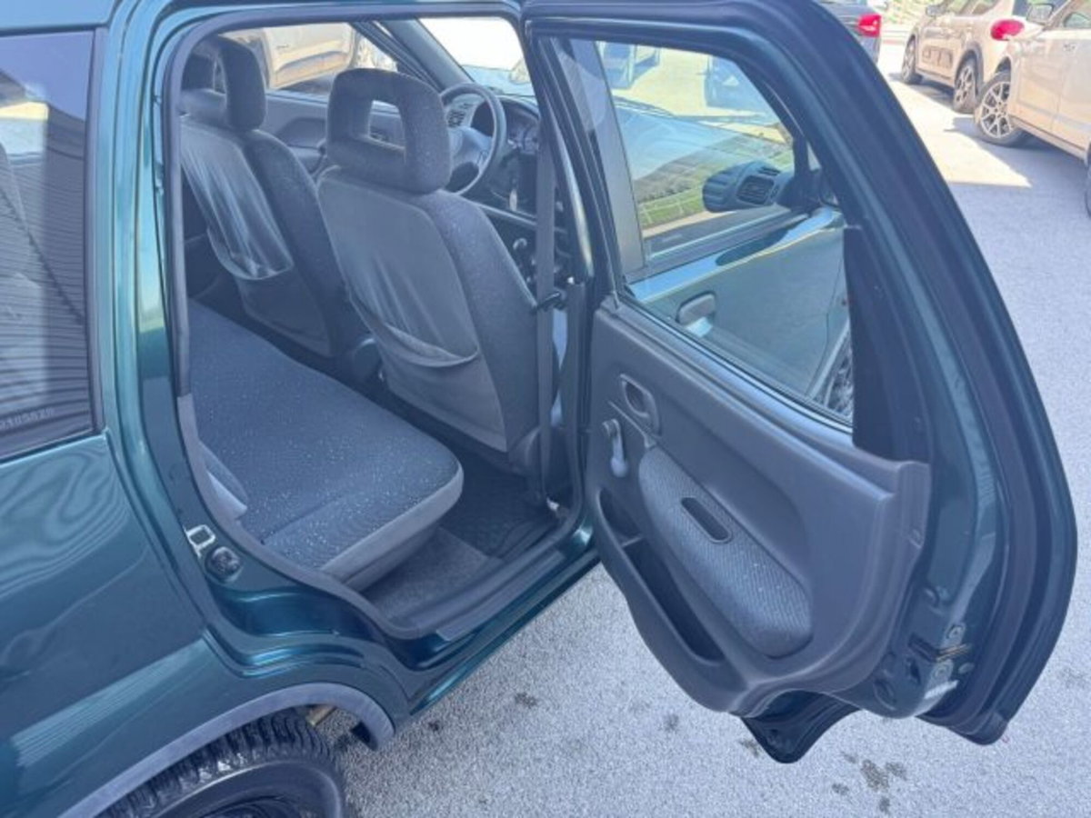 Suzuki Ignis 1.3i 16V cat 4WD GL (17)