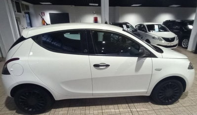 Lancia Ypsilon 1.0 FireFly 5 porte S&S Hybrid Ecochic Silver (2)