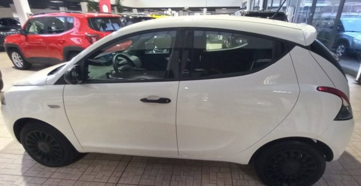 Lancia Ypsilon 1.0 FireFly 5 porte S&S Hybrid Ecochic Silver (4)