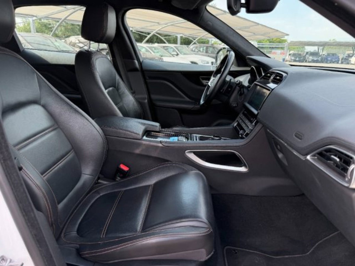 Jaguar F-Pace 2.0 D 240 CV AWD aut. Prestige (13)