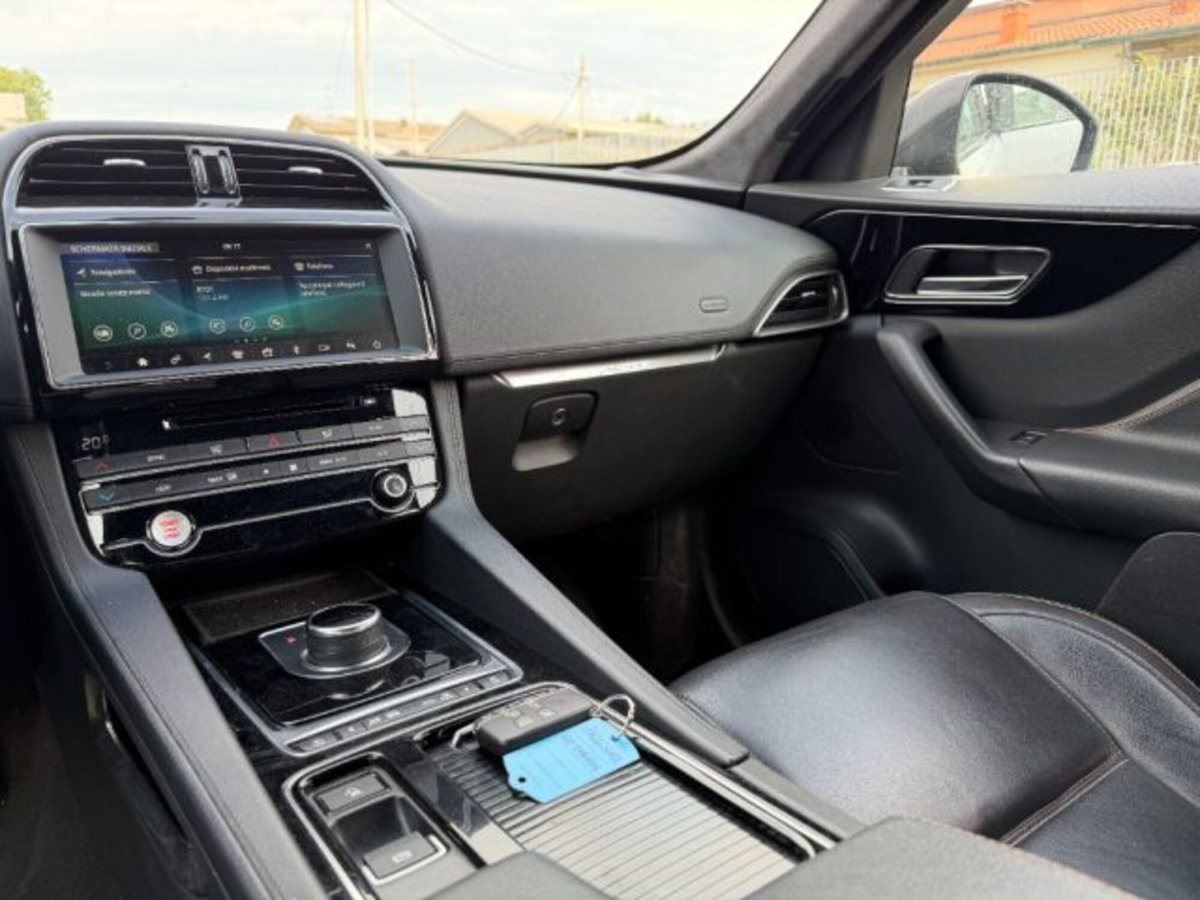 Jaguar F-Pace 2.0 D 240 CV AWD aut. Prestige (15)