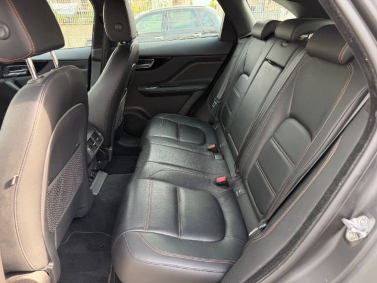 Jaguar F-Pace 2.0 D 240 CV AWD aut. Prestige (9)
