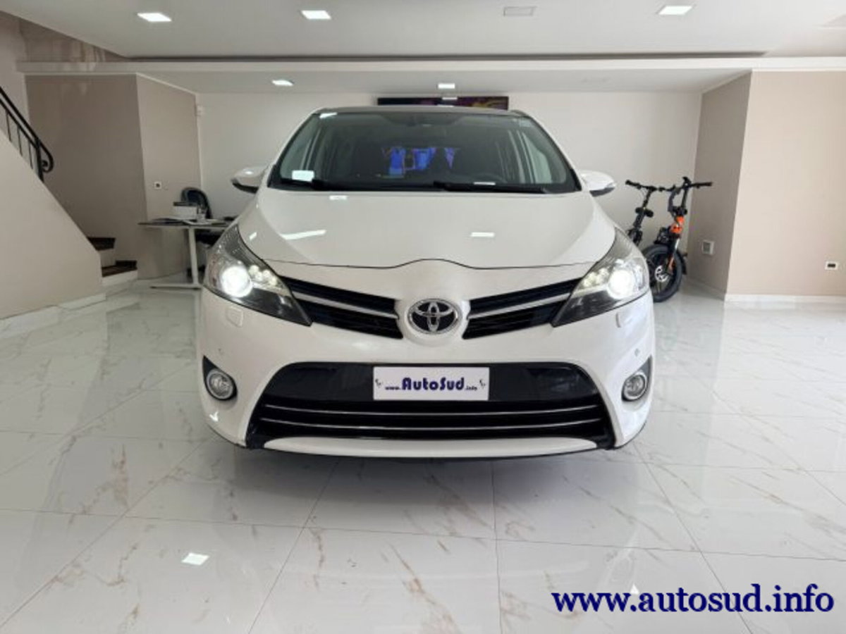 Toyota Verso 2.0 D Active 7 posti (2)