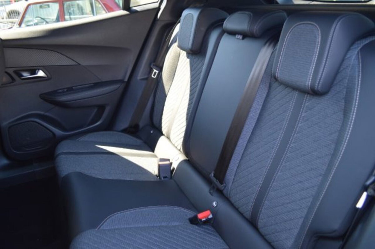 Peugeot 2008 PureTech 130 S&S EAT8 Allure Pack (9)
