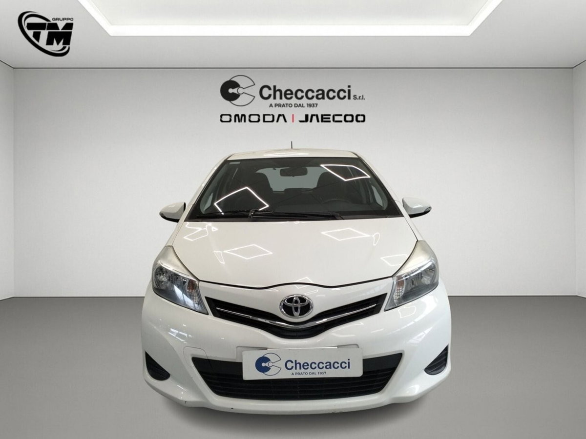 Toyota Yaris 1.D-4D 5 porte Lounge M-MT (2)