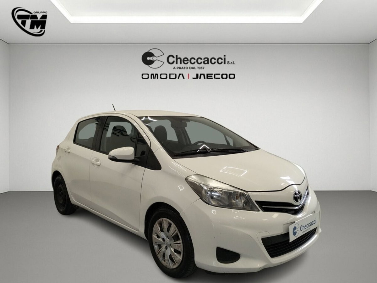 Toyota Yaris 1.D-4D 5 porte Lounge M-MT (3)