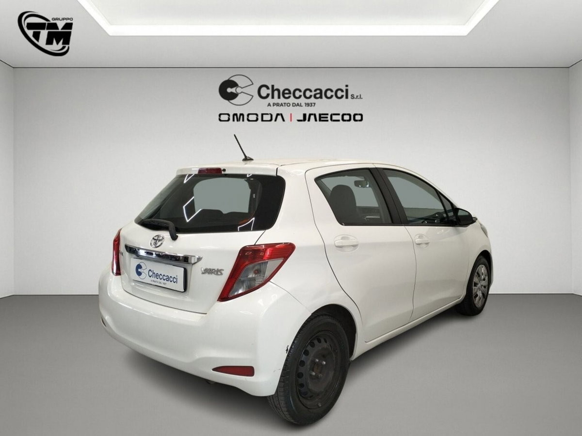 Toyota Yaris 1.D-4D 5 porte Lounge M-MT (4)