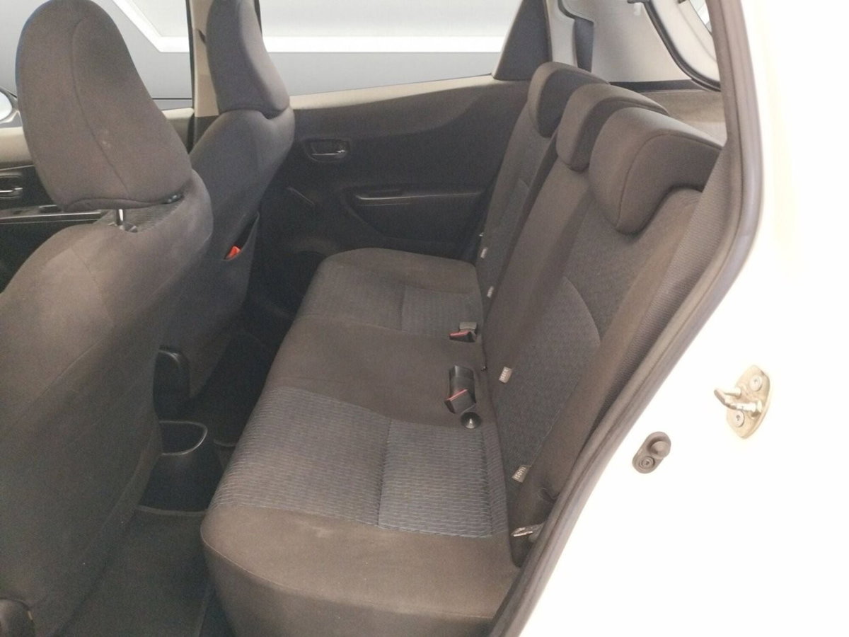 Toyota Yaris 1.D-4D 5 porte Lounge M-MT (8)