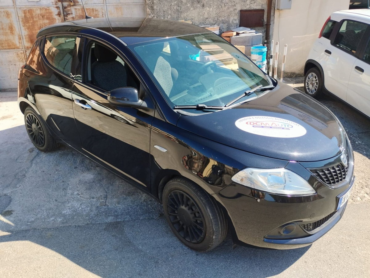 Lancia Ypsilon 1.0 FireFly 5 porte S&S Hybrid Ecochic Silver (2)