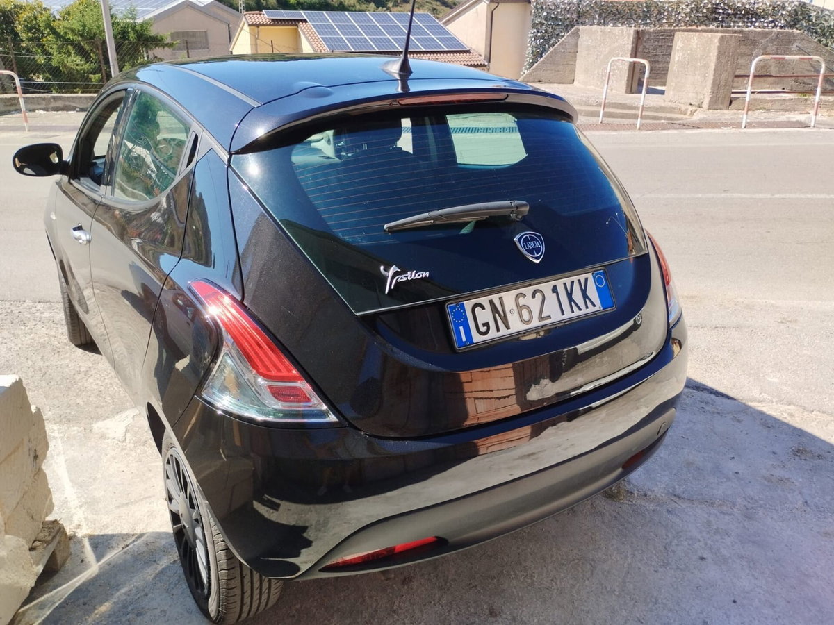 Lancia Ypsilon 1.0 FireFly 5 porte S&S Hybrid Ecochic Silver (5)