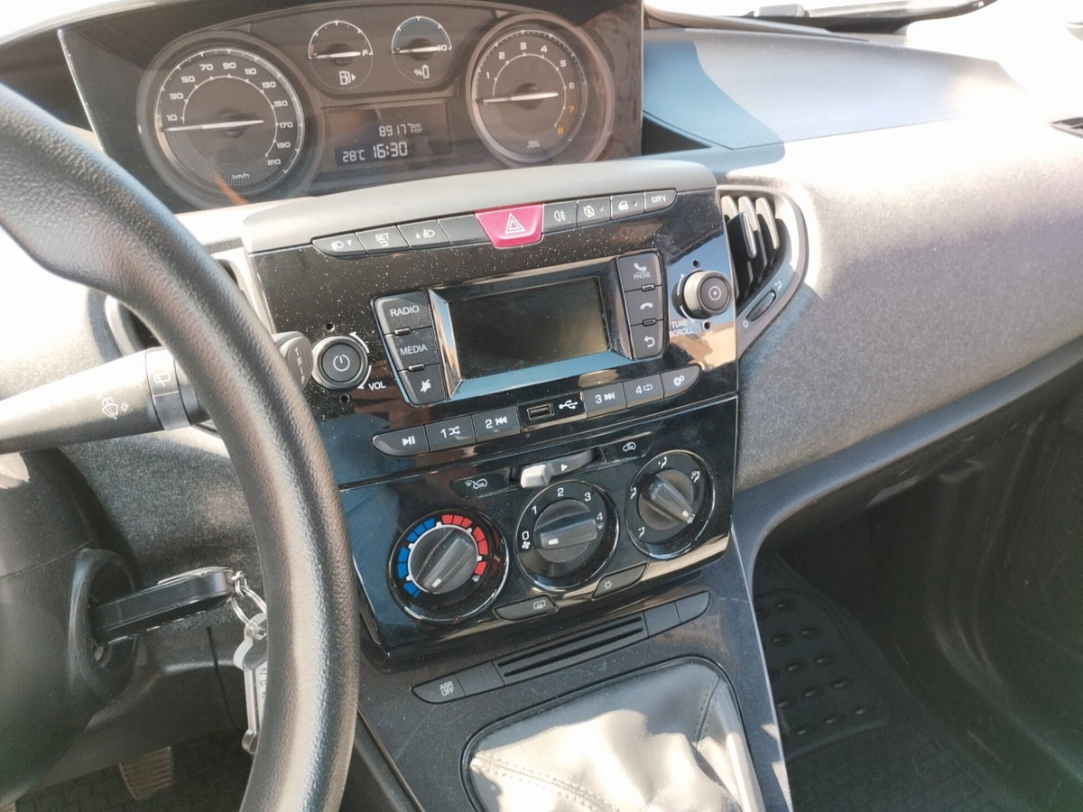 Lancia Ypsilon 1.0 FireFly 5 porte S&S Hybrid Ecochic Silver (8)