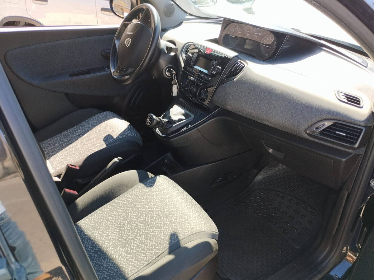 Lancia Ypsilon 1.0 FireFly 5 porte S&S Hybrid Ecochic Silver (9)