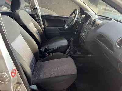 Ford Fiesta 1.2 16V 5p. Ghia (11)