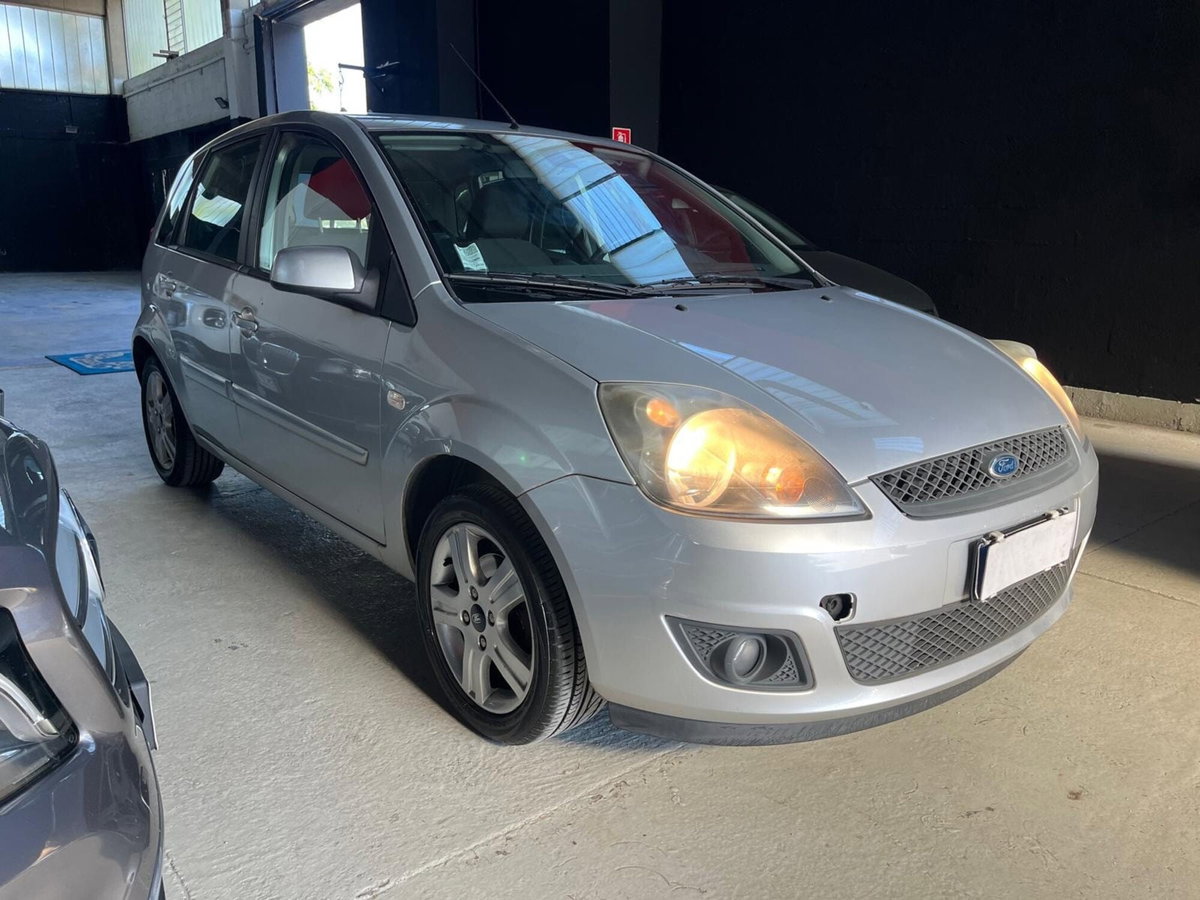 Ford Fiesta 1.2 16V 5p. Ghia (2)