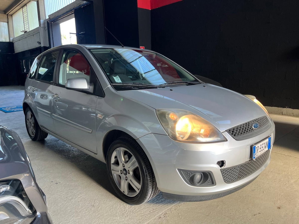 Ford Fiesta 1.2 16V 5p. Ghia (4)