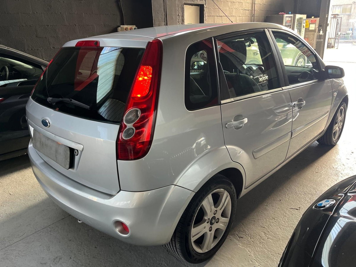 Ford Fiesta 1.2 16V 5p. Ghia (6)