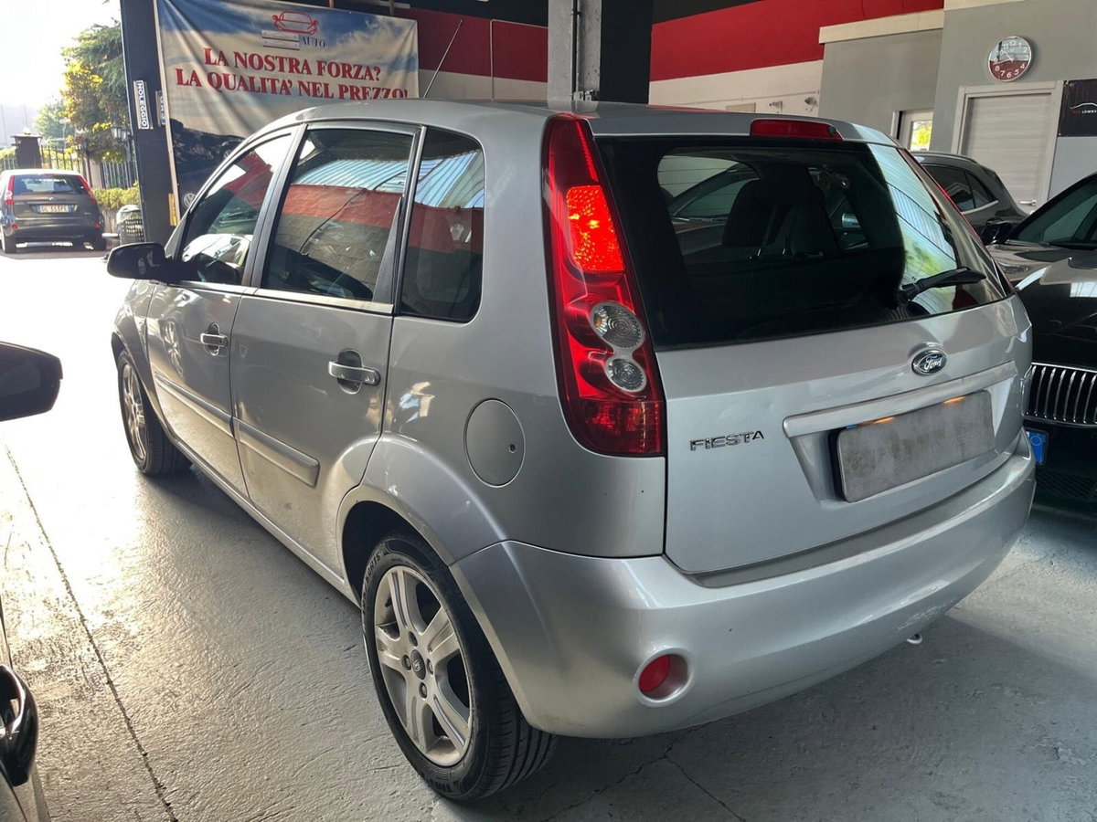 Ford Fiesta 1.2 16V 5p. Ghia (7)