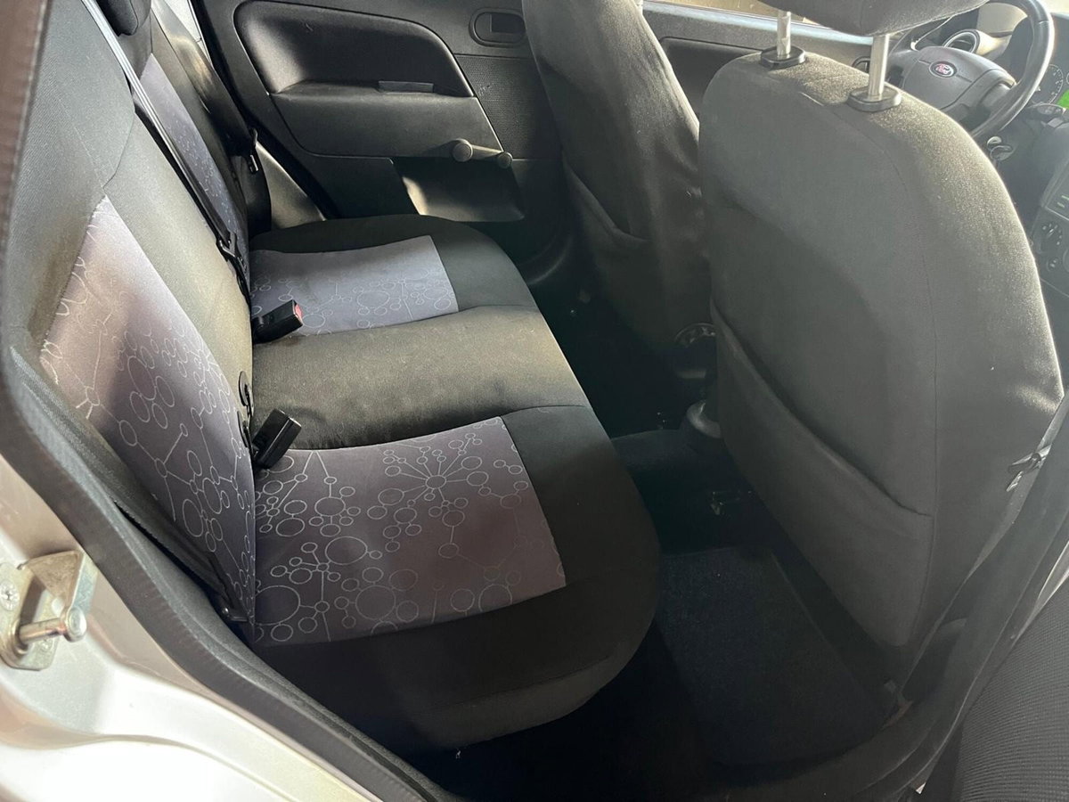 Ford Fiesta 1.2 16V 5p. Ghia (8)