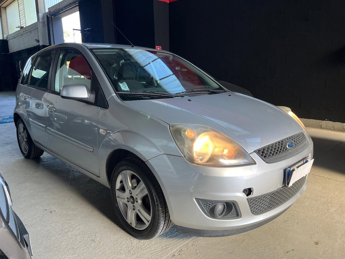 Ford Fiesta 1.2 16V 5p. Ghia (9)