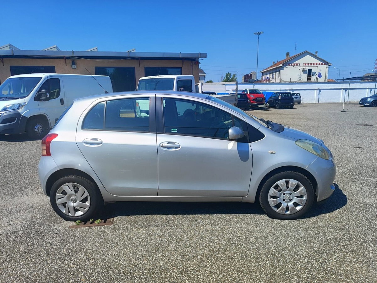 Toyota Yaris 1.0 3 porte Sol (7)