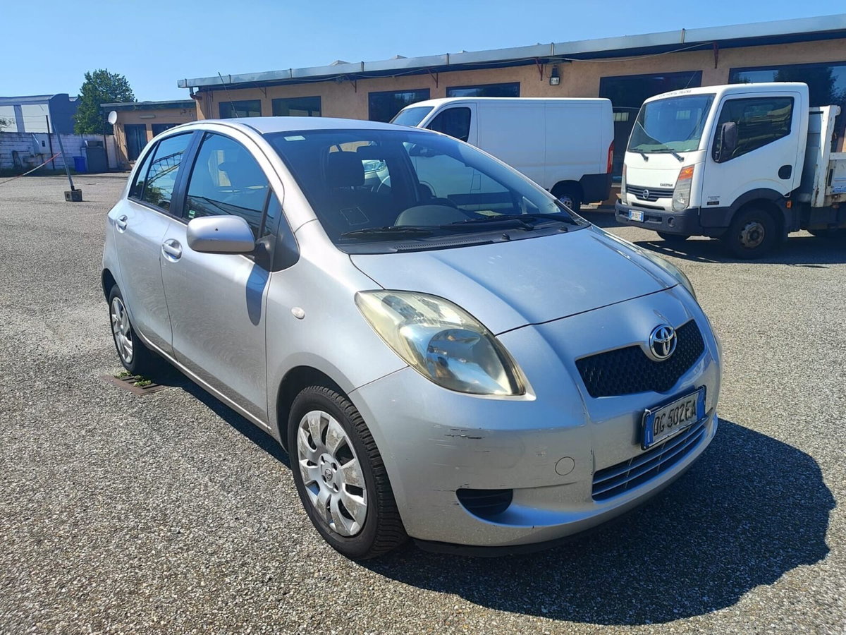 Toyota Yaris 1.0 3 porte Sol (8)