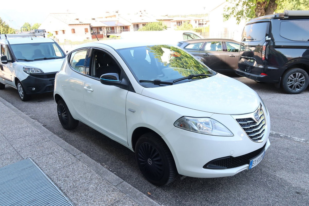 Lancia Ypsilon 0.9 TwinAir 85 CV 5 porte Metano Ecochic Elefantino (3)