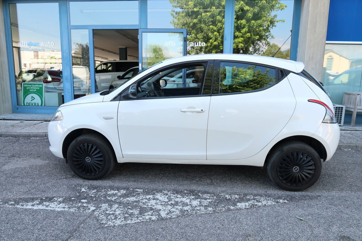 Lancia Ypsilon 0.9 TwinAir 85 CV 5 porte Metano Ecochic Elefantino (4)