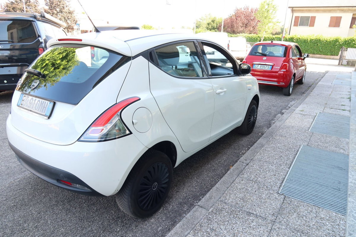 Lancia Ypsilon 0.9 TwinAir 85 CV 5 porte Metano Ecochic Elefantino (5)