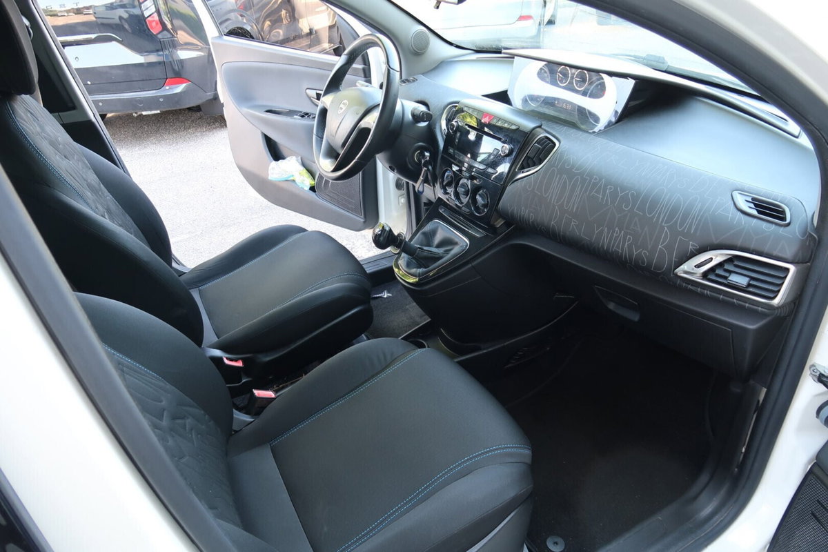 Lancia Ypsilon 0.9 TwinAir 85 CV 5 porte Metano Ecochic Elefantino (9)