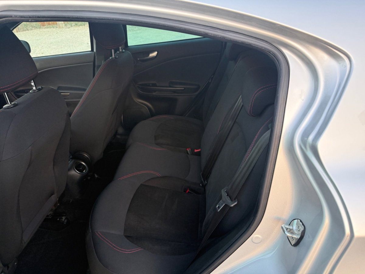 Alfa Romeo Giulietta 1.6 JTDm-2 Distinctive (20)