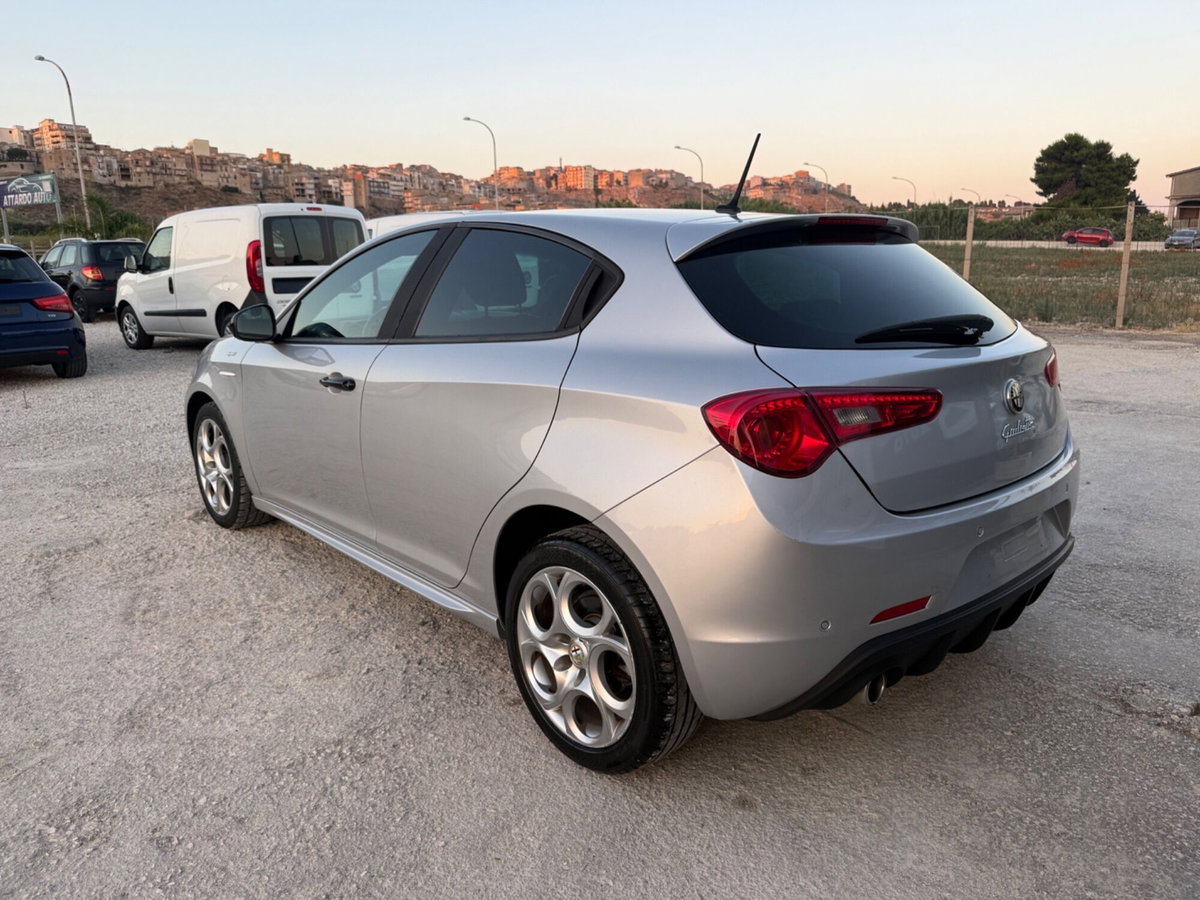 Alfa Romeo Giulietta 1.6 JTDm-2 Distinctive (7)