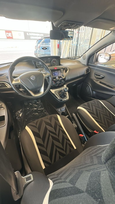 Lancia Ypsilon 1.2 69 CV 5 porte Gold (6)