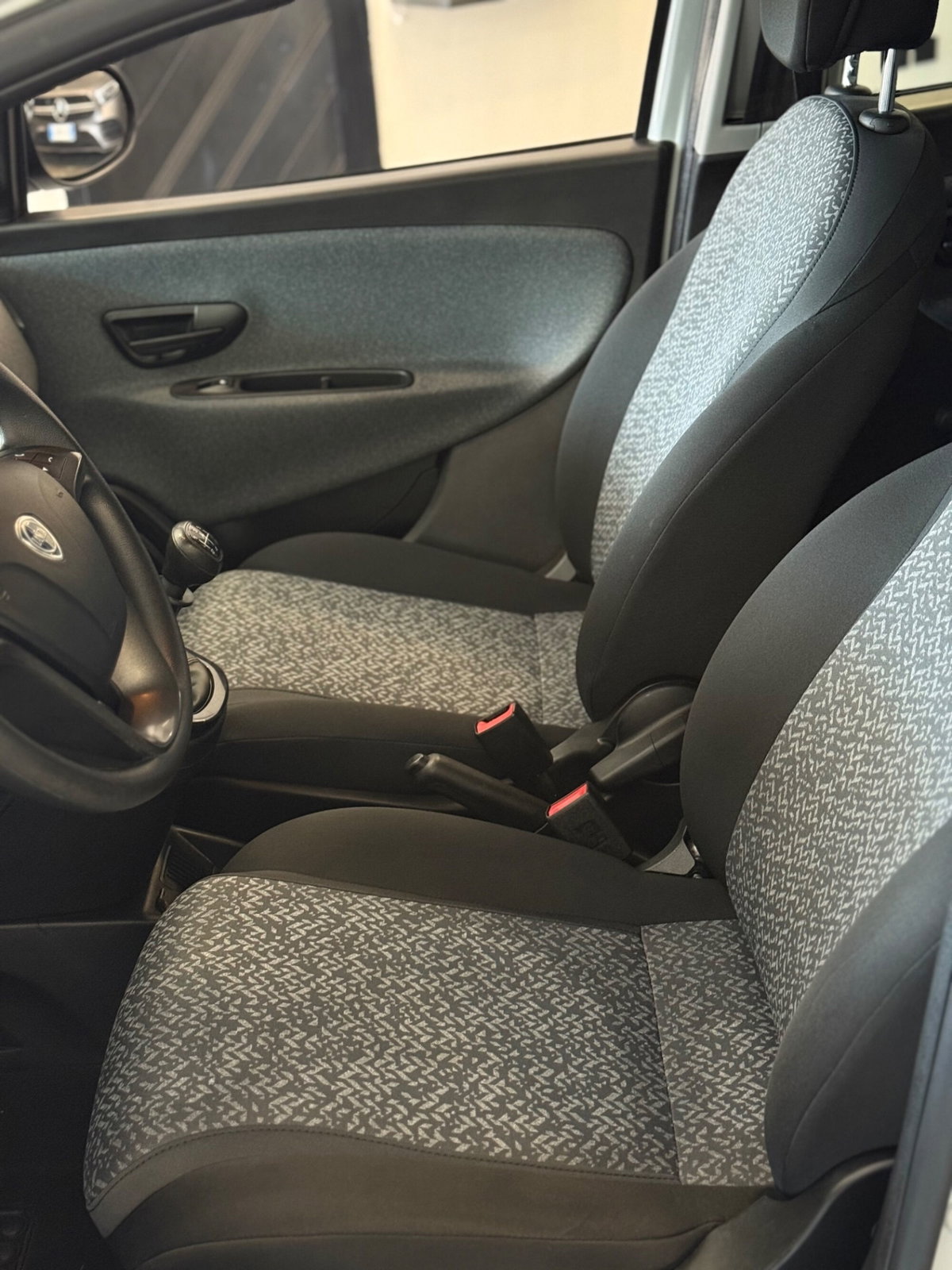 Lancia Ypsilon 1.2 69 CV 5 porte Gold (8)