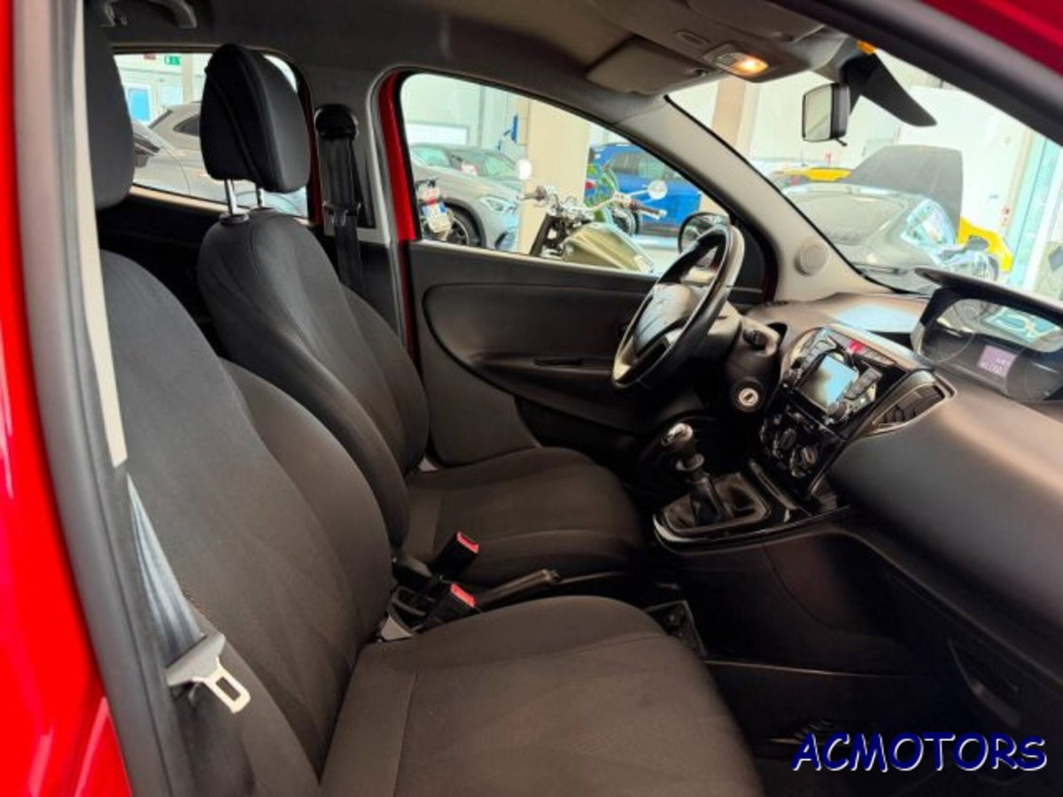 Lancia Ypsilon 1.2 69 CV 5 porte Gold (11)