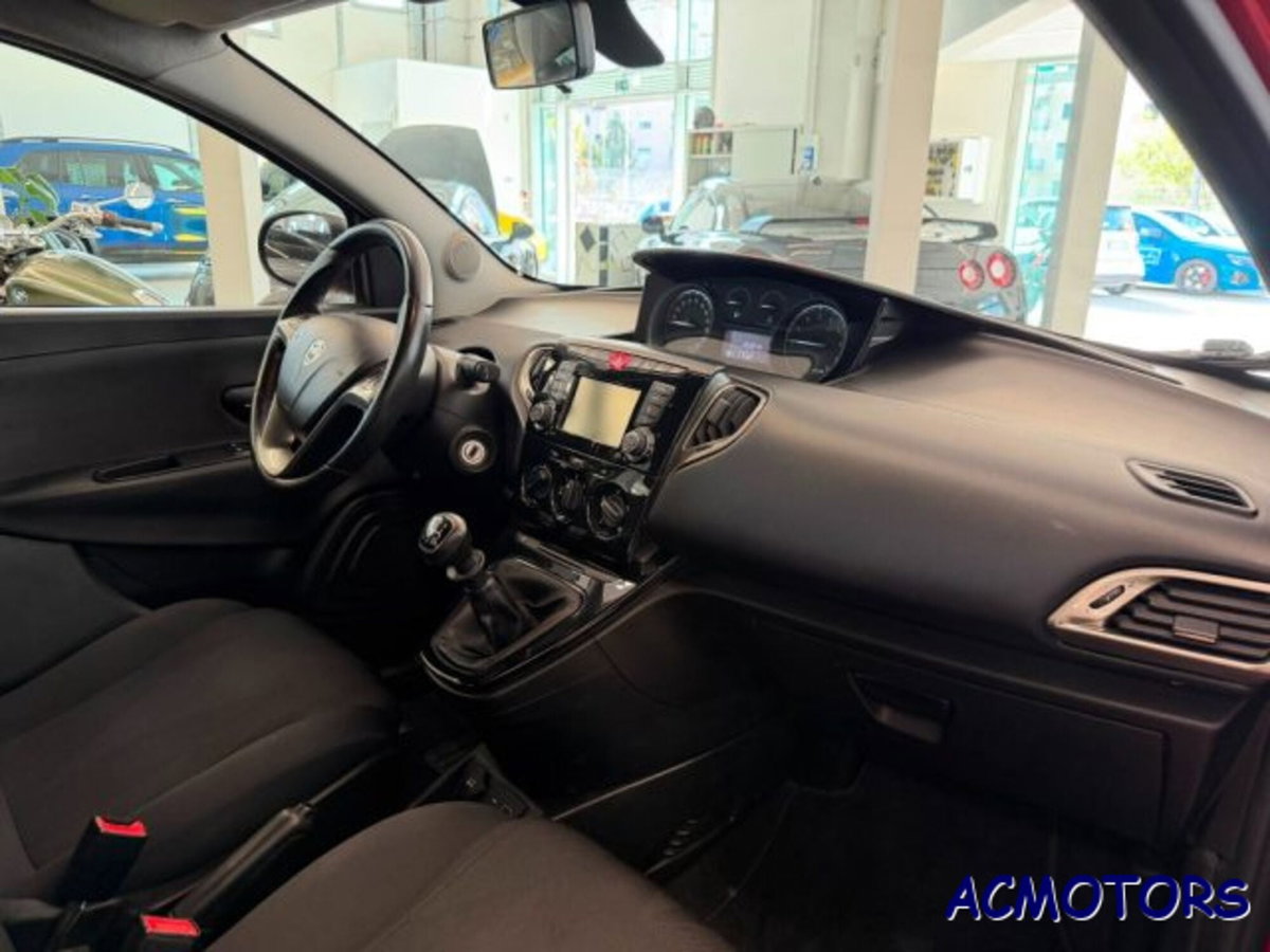 Lancia Ypsilon 1.2 69 CV 5 porte Gold (13)