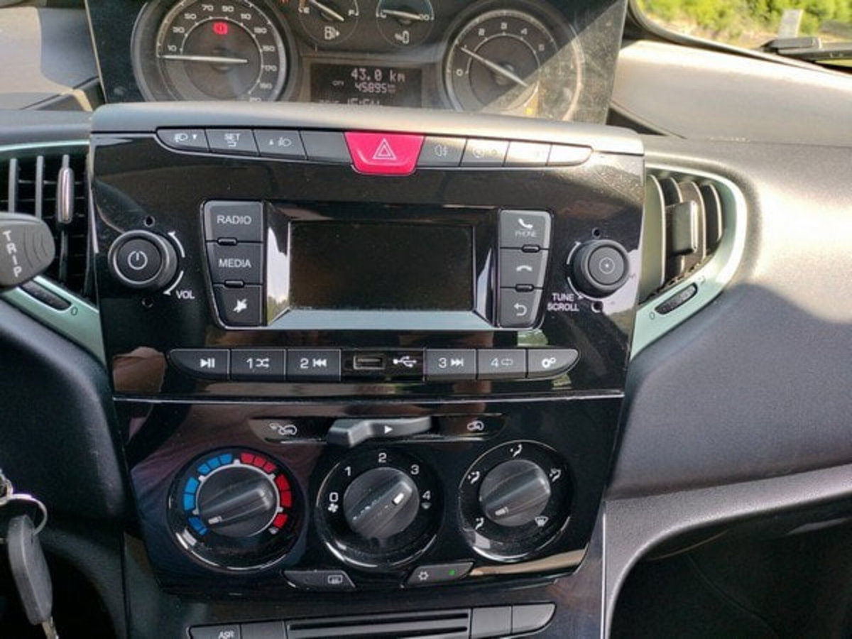 Lancia Ypsilon 1.0 FireFly 5 porte S&S Hybrid Maryne (13)