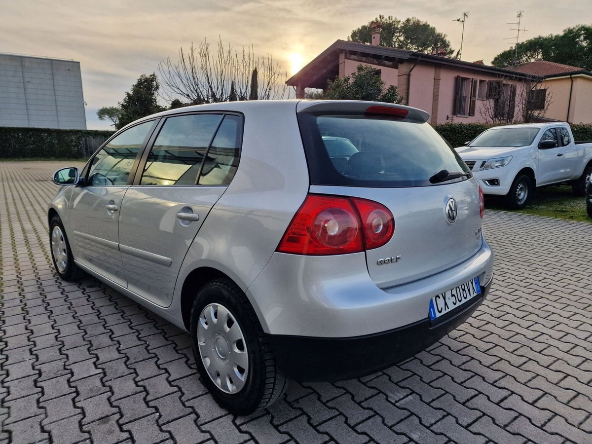 Volkswagen Golf 1.6 16V FSI 5p. Sportline (7)