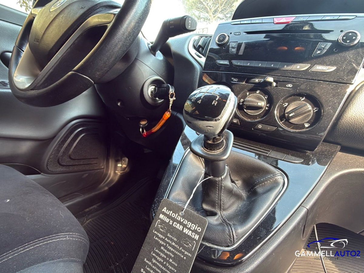 Lancia Ypsilon 1.2 69 CV 5 porte Gold (11)