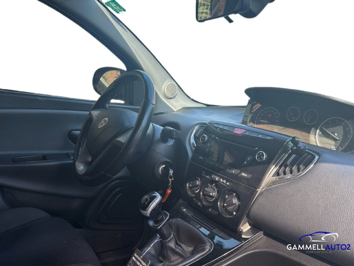 Lancia Ypsilon 1.2 69 CV 5 porte Gold (8)