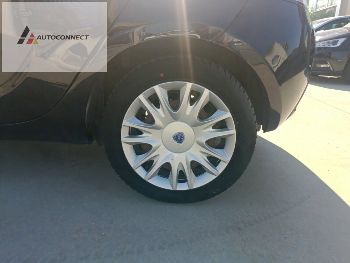 Lancia Ypsilon 1.2 69 CV 5 porte Platinum (15)