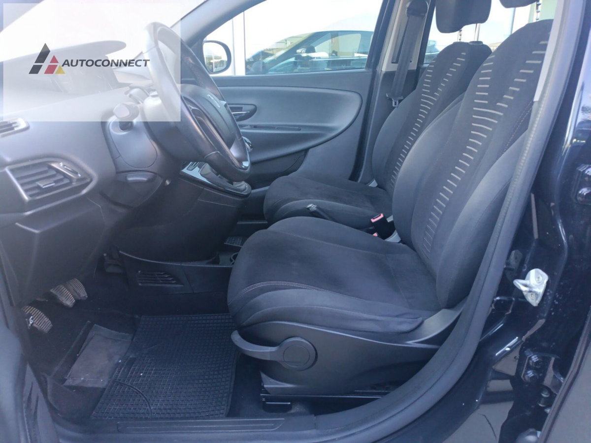 Lancia Ypsilon 1.2 69 CV 5 porte Platinum (18)