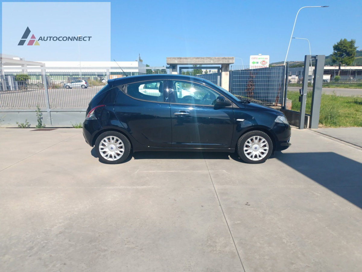 Lancia Ypsilon 1.2 69 CV 5 porte Platinum (7)