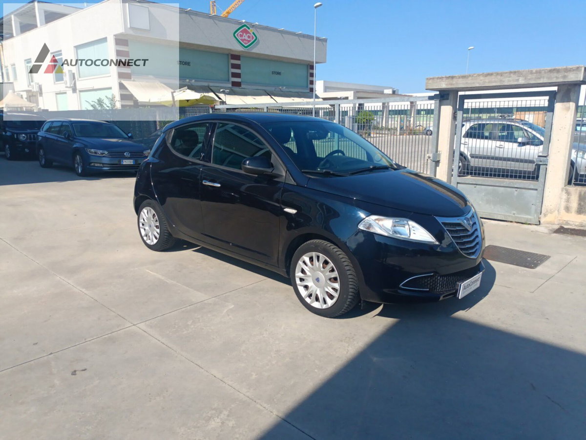 Lancia Ypsilon 1.2 69 CV 5 porte Platinum (8)