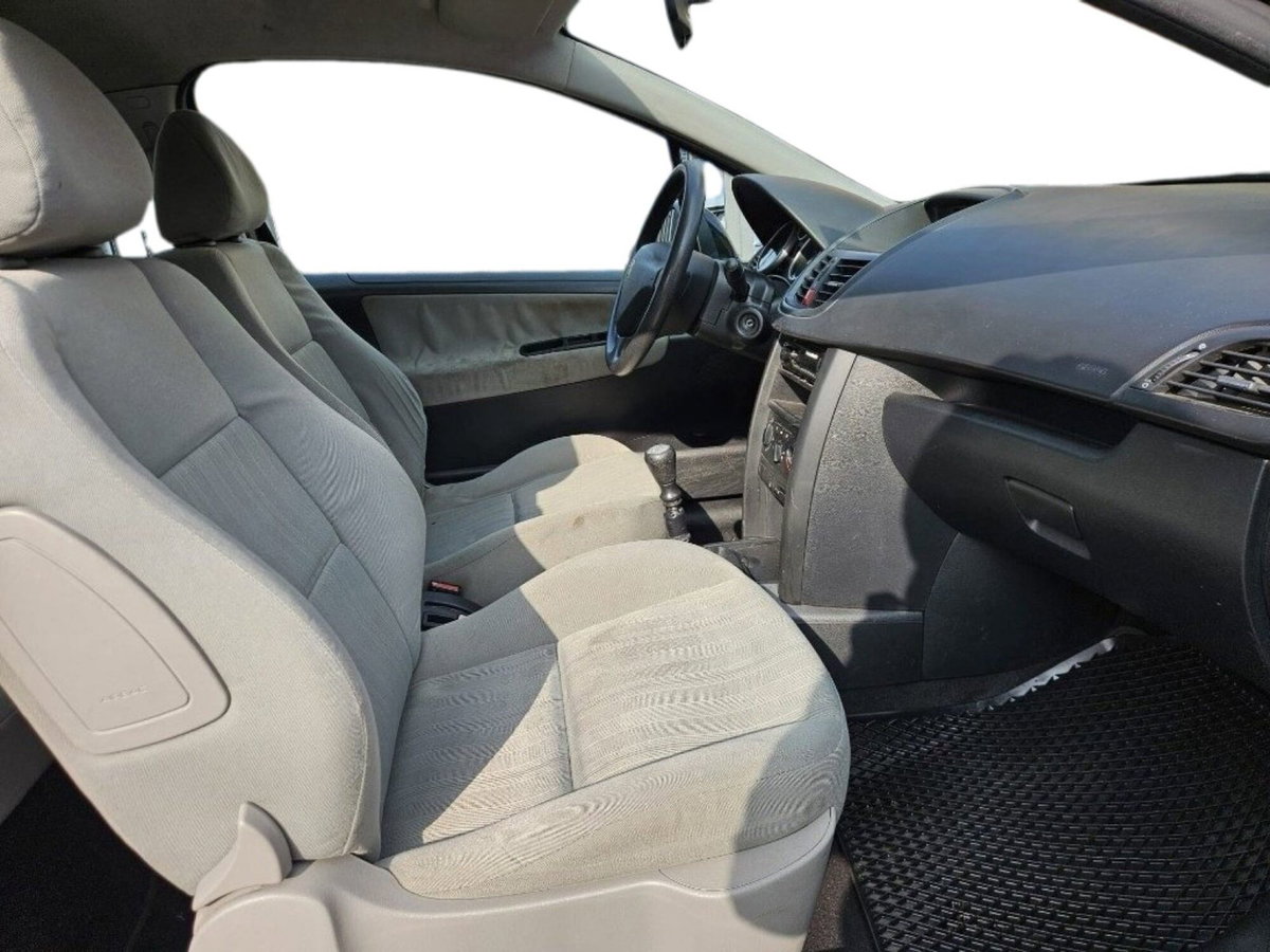 Peugeot 207 HDi 70CV 3p. ONE Line (9)