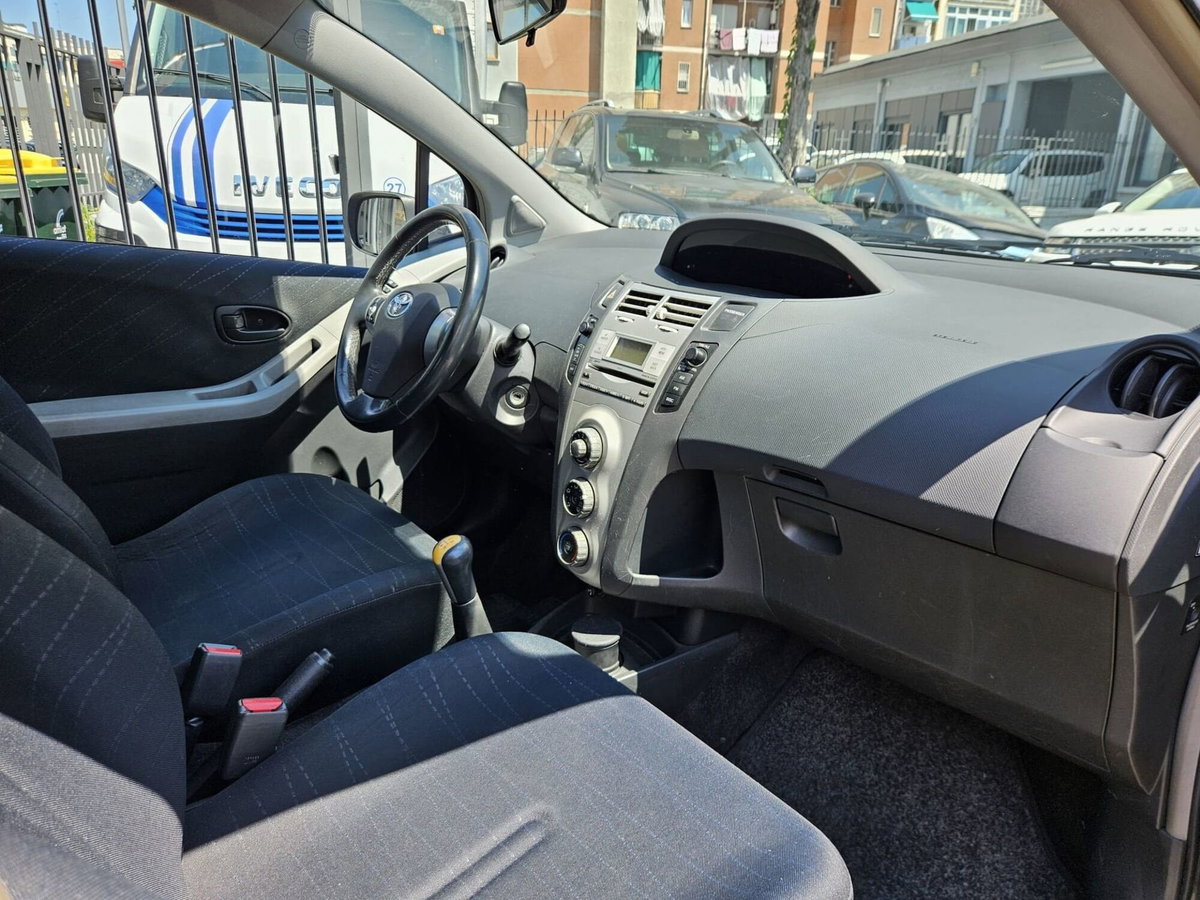 Toyota Yaris 1.0 5 porte Sol (10)