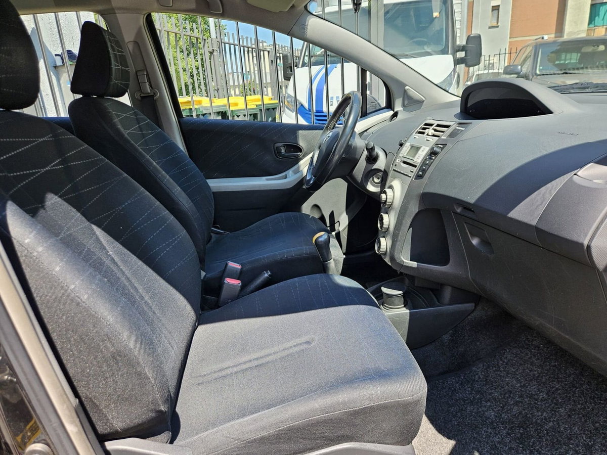 Toyota Yaris 1.0 5 porte Sol (11)