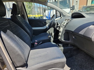 Toyota Yaris 1.0 5 porte Sol (11)