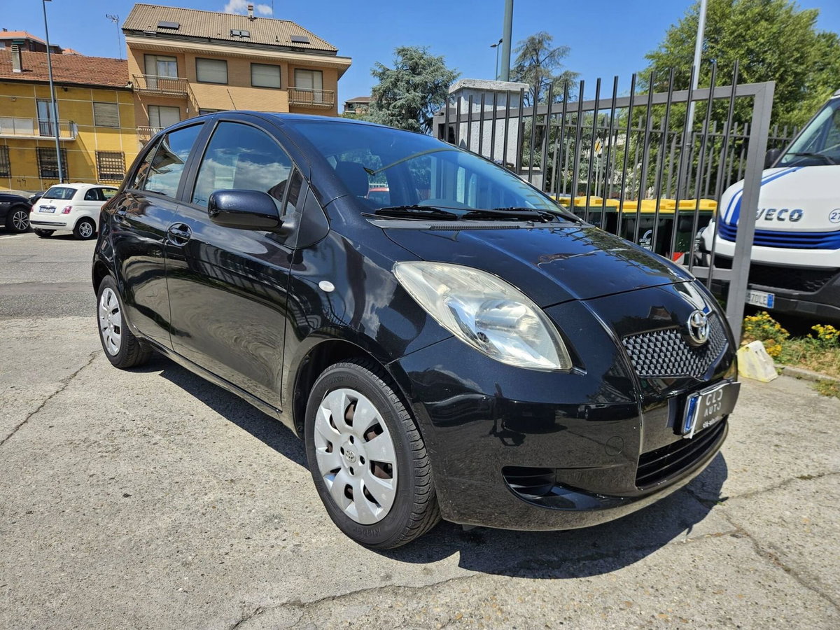 Toyota Yaris 1.0 5 porte Sol (2)