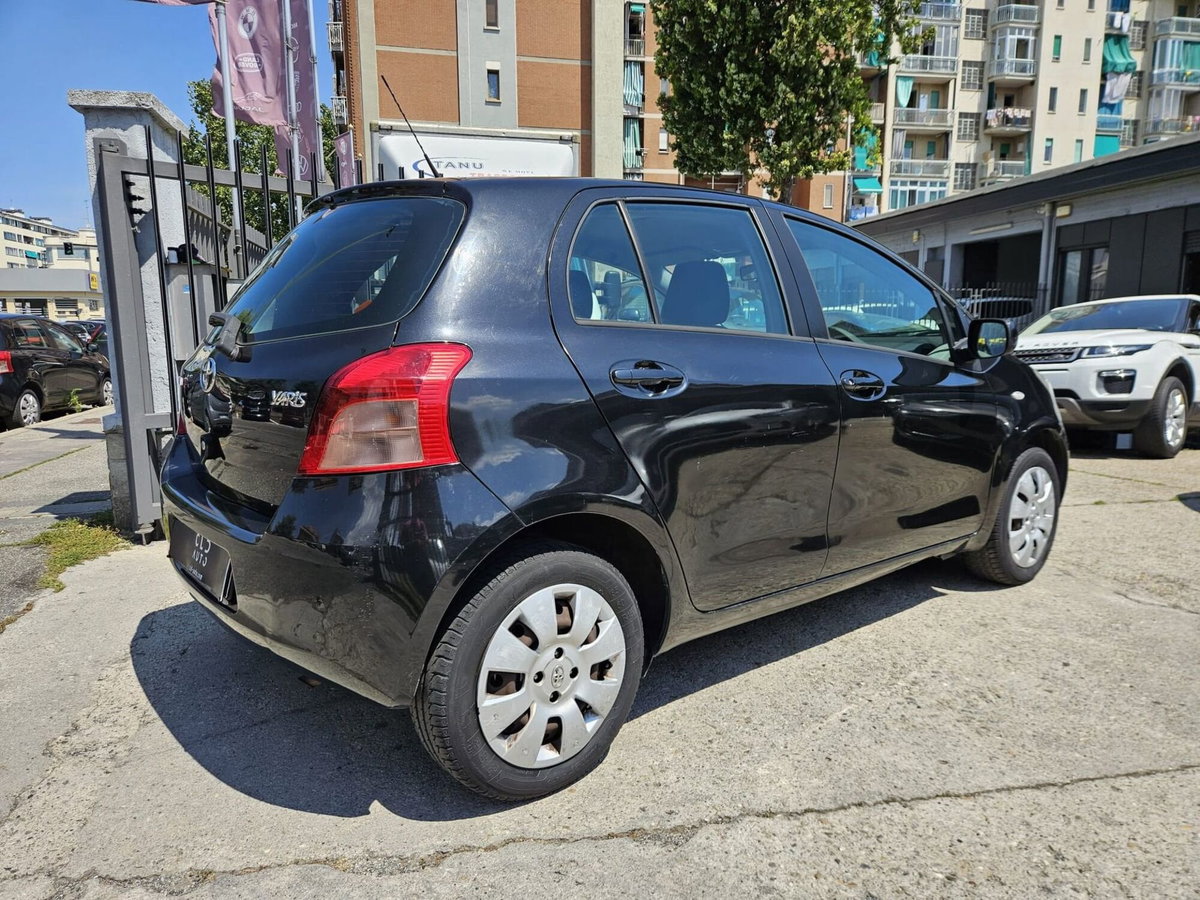 Toyota Yaris 1.0 5 porte Sol (3)