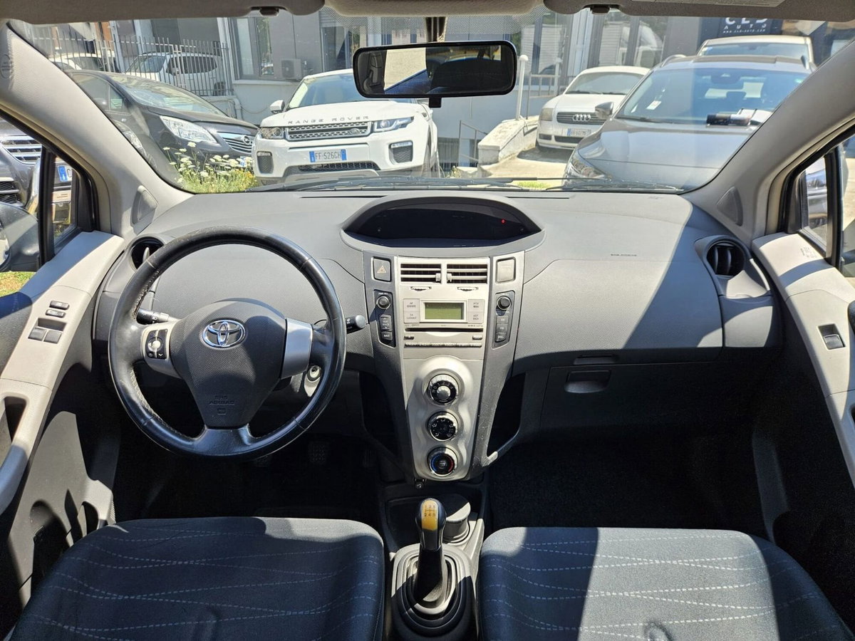 Toyota Yaris 1.0 5 porte Sol (9)
